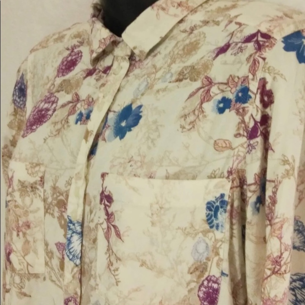 NWT NINE WEST JEANS women’s button down shirt. SIZE L.